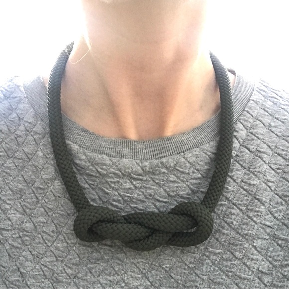 Olive green rope necklace with brass pieces - Picture 3 of 6